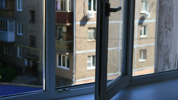 Житель Дніпровського району розбився при падінні з вікна