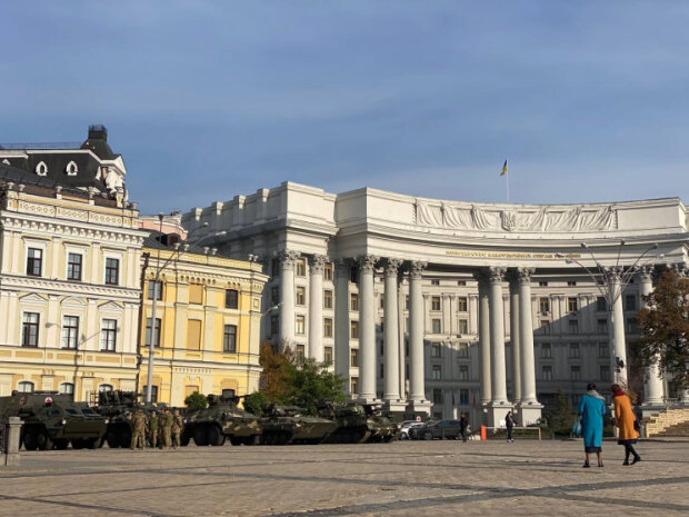 У Києві на Михайлівській площі з’явилась бойова військова техніка