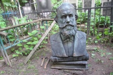 Інцидент на київському цвинтарі: бюст українського вченого намагалися вкрасти з могили і продати