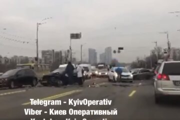 На мосту Патона масштабне ДТП: затор з обох сторін (відео)