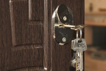 Підробка документів та заволодіння двома квартирами у Києві: адвокату повідомлено про підозру