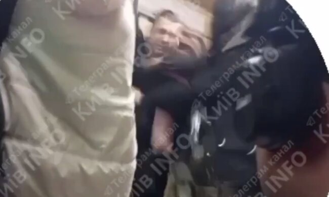 У Київському метро жінка в мілітарі-одязі накинулась на мужичка та добряче його віддухопелила