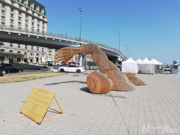 Гігантська скульптура проєкту «Merman» переїхала на Поштову площу