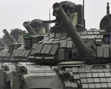 Перекидають танки: британська розвідка дізналася про маневри армії Росії в Білорусі
