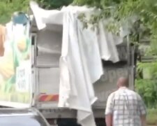 В Києві вантажівка не проїхала під мостом та знесла собі дах (відео)