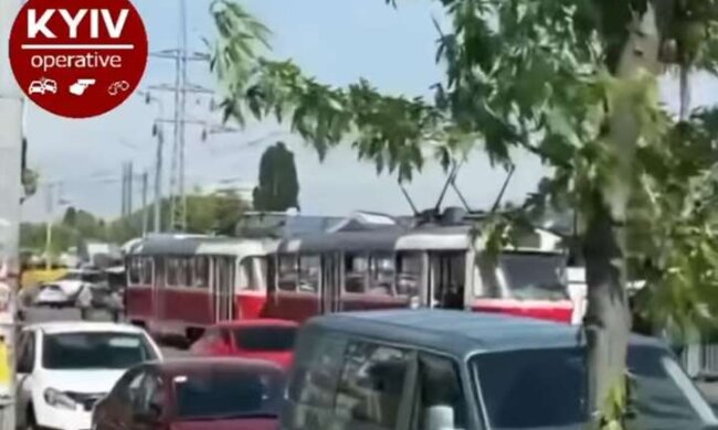 У Києві трамвай зійшов з рейок і заблокував рух (відео)