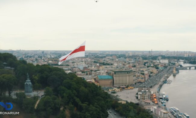 На підтримку білорусів над Києвом на дроні запустили біло-червоний прапор (відео)