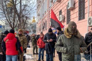 Сталася штовханина під судом, що обирає запобіжний захід Порошенку (відео)