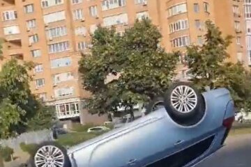 Страшна аварія у Києві із перекиданням автомобіля на дах. Фото, відео