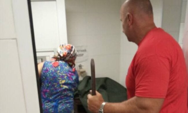 У столиці троє людей звільнили з затопленого громадського туалету