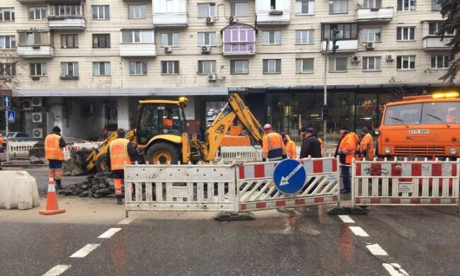 На Великій Васильківській вулиці провалилася проїжджа частина