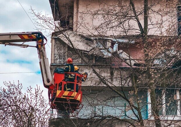 На сьомому поверсі київського будинку обвалився балкон