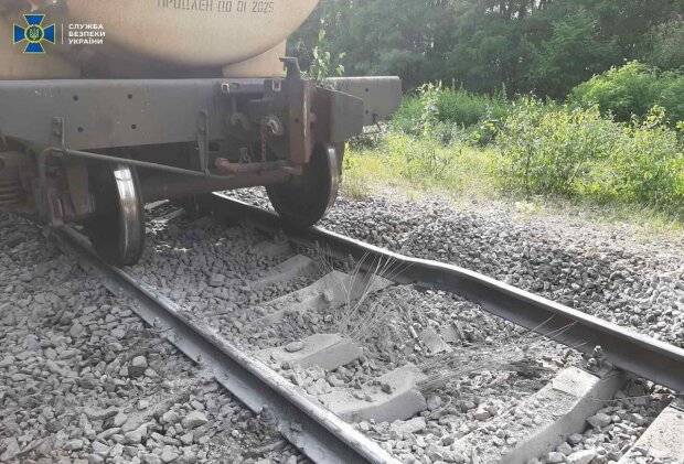 Теракт на Житомирщині: невідомі намагались підірвати потяг з цистернами пального