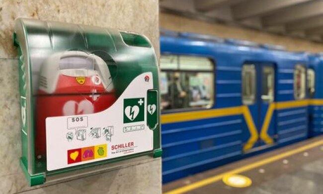 На платформах всіх станцій київського метро встановлені дефібрилятори