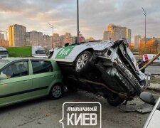 Зробив сальто і розтрощив шість машин: водій таксі Bolt влаштував масштабну ДТП у Києві (відео)