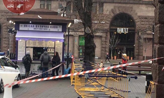 На Хрещатику будівельні ліси впали на перехожих