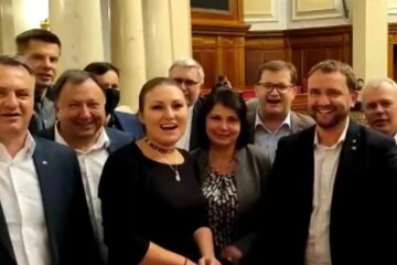 Депутати виконали у Верховній Раді вірусну пісню “Батько наш Бандера” (відео)