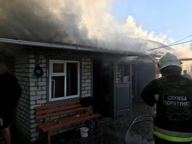 Окупанти обстріляли Дергачівський район фосфорними снарядами: згоріло 6 будинків