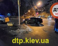 У Києві авто збило молоду пару на переході (відео)