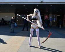 Психотерапевтичний ефект: активістка Femen прийшла з косою під залізничний вокзал Києва