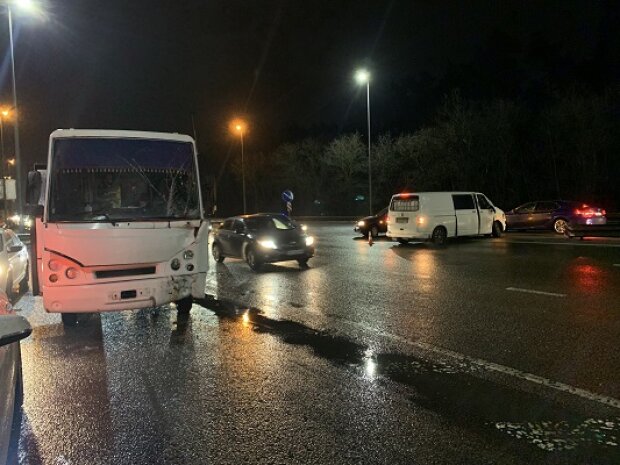 У Києві зіткнулися маршрутка і мікроавтобус (відео)