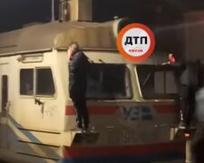 Двоє київських підлітків каталися на поїзді зовні (відео)