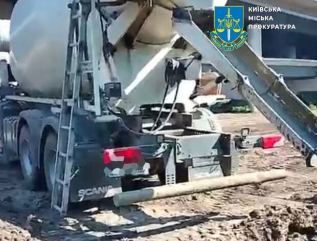 У Києві виявили забруднення водойми біля Подільського мосту бетоном, проводиться розслідування