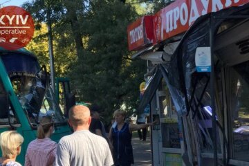 В Києві водій маршрутки заснув за кермом та влетів у МАФ (фото)