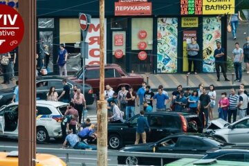 Масова ДТП на Палладіна: медики борються за життя дівчини-поліцейського (відео)
