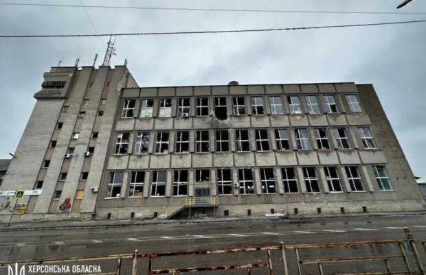 Окупанти обстріляли лікарню та приміщення “Укрпошти” у Херсоні