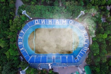Увага, підпали! ФК Динамо показово підпалив сухостій на своєму стадіоні