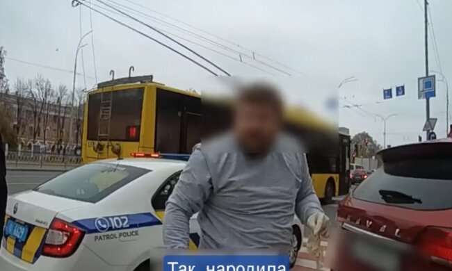 Киянка народила дитину в машині (відео)