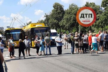 Затори по обидва боки: мітингувальники перекрили проспект Маяковського