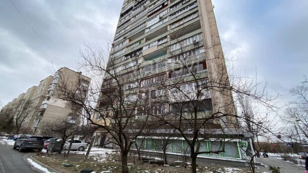 У Києві з вікна 15 поверху випала 1,5-річна дитина