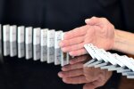 Українські корупціонери процвітають за спинами своїх жінок і батьків-пенсіонерів