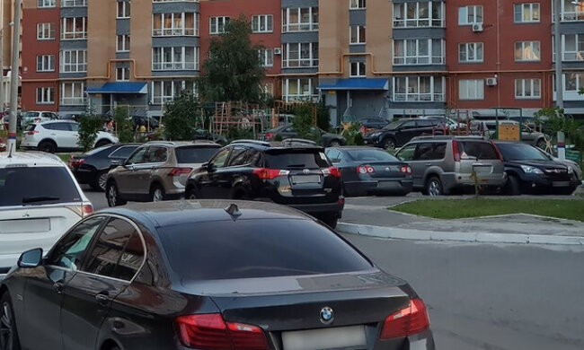 Паркувати машини на тротуарі більше не можна