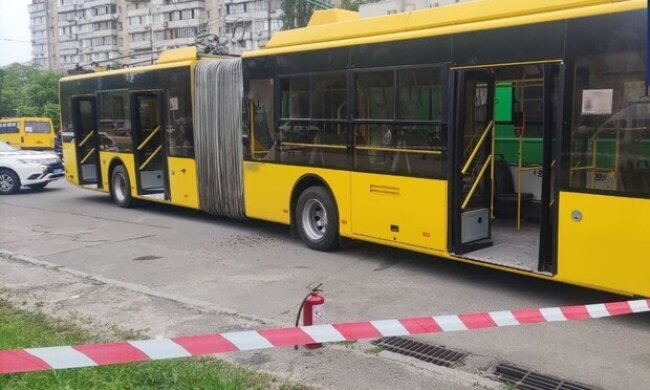 У київський тролейбус кинули запальну суміш