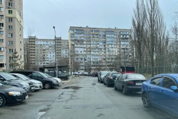 У Києві розгромили машини, які були припарковані у дворі
