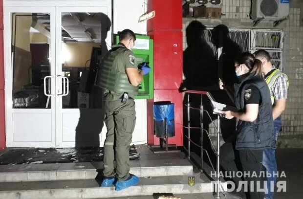 На Подолі вночі підірвали банкомат та викрали гроші: поліція розшукує злодіїв