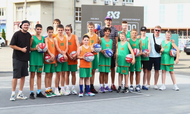 У Києві на Контрактовій площі пройшов відкритий урок баскетболу