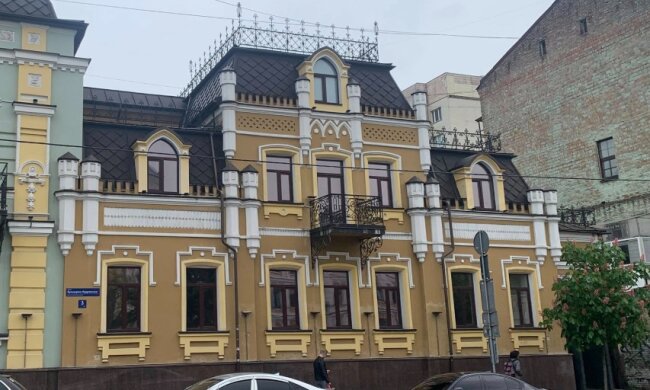 Забудовники Києва через "ручних" чиновників намагаються позбавити ще одну історичну будівлю охоронного статусу
