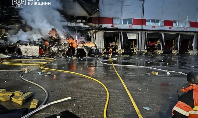Масована атака на Київщину: постраждали люди, пошкоджені будинки та склади в п’яти районах