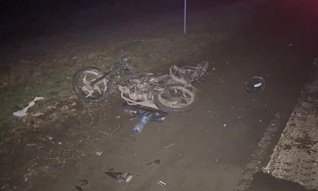 Під Києвом чоловік на Dodge збив мотоцикл Mustang: пасажир помер у “швидкій”, другий постраждалий у лікарні