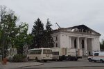 «Зачистка» у Маріуполі: окупанти не допускають місцевих до розбору завалів драмтеатру