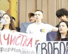 ﻿Порошенка 2,5 години допитували в Держбюро розслідувань