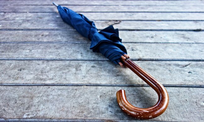 Від яєць та зеленки: Володимир Зеленський тепер має охоронців з “бойовими парасольками”