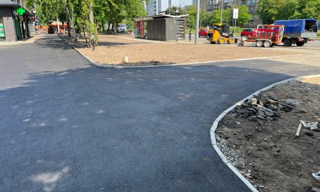 На місці демонтованих МАФів біля "Берестейської" відремонтували тротуар й засіяли газон