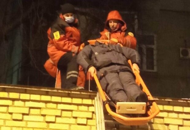 У Києві рятувальники впустили людину, знімаючи її з даху (відео)