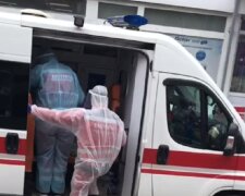 В Києві продавця АТБ забрали медики в захисних костюмах (відео)