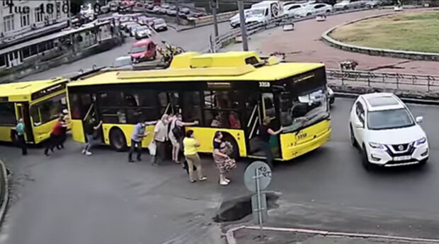 У Києві пасажири штовхали тролейбус й врізалися у Nissan (відео)